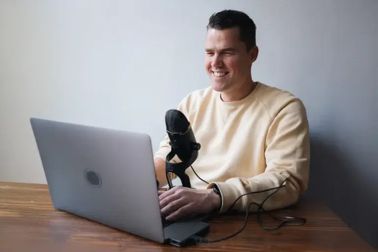 Foto van Arnold Kuijpers die achter zijn laptop zit.