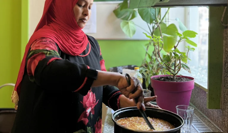 Mevrouw die aan het koken is